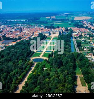 Jardins du palais du Château de Lunéville, ancienne résidence des ducs de Lorraine, ville, vue aérienne, Meurthe et Moselle, Lorraine, France, Europe, Banque D'Images