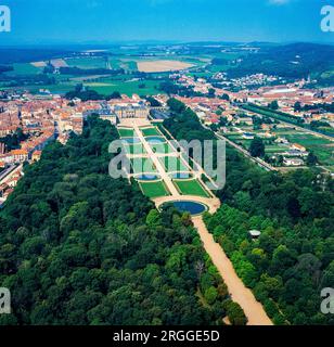 Jardins du palais du Château de Lunéville, ancienne résidence des ducs de Lorraine, ville, vue aérienne, Meurthe et Moselle, Lorraine, France, Europe, Banque D'Images