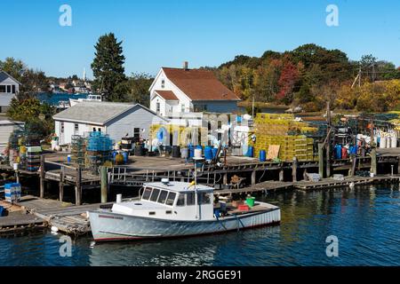 Bateau à homards et quai. Banque D'Images