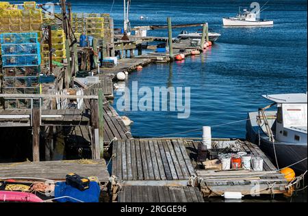 Quai de pêche commerciale avec casiers à homard. Banque D'Images