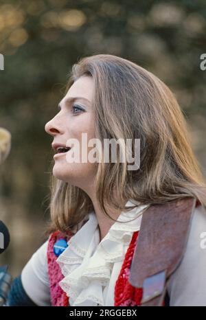 judy Collins est une chanteuse-compositrice et musicienne américaine dont la carrière s'étend sur sept décennies. Réalisatrice de documentaires nominée aux Oscars et artiste lauréate d'un Grammy Award, elle est connue pour ses goûts éclectiques dans le matériel qu'elle enregistre (qui comprend la musique folk, le country, les airs de spectacle, la musique pop, le rock and roll et les standards), pour son activisme social et pour la clarté de sa voix. Sa discographie se compose de 36 albums studio, neuf albums live, de nombreux albums de compilation, quatre albums de vacances et 21 singles. Photo de Bernard Gotfryd Banque D'Images