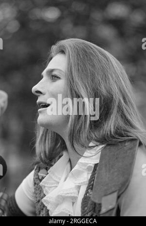 judy Collins est une chanteuse-compositrice et musicienne américaine dont la carrière s'étend sur sept décennies. Réalisatrice de documentaires nominée aux Oscars et artiste lauréate d'un Grammy Award, elle est connue pour ses goûts éclectiques dans le matériel qu'elle enregistre (qui comprend la musique folk, le country, les airs de spectacle, la musique pop, le rock and roll et les standards), pour son activisme social et pour la clarté de sa voix. Sa discographie se compose de 36 albums studio, neuf albums live, de nombreux albums de compilation, quatre albums de vacances et 21 singles. Photo de Bernard Gotfryd Banque D'Images