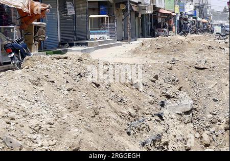 Vue des travaux de construction incomplets du système de drainage des eaux usées car le rythme lent des travaux de construction crée des problèmes pour les navetteurs et ils demandent au département concerné de terminer les travaux dès que possible, dans la zone de colonie modèle malir à Karachi le mercredi 9 août 2023. Banque D'Images