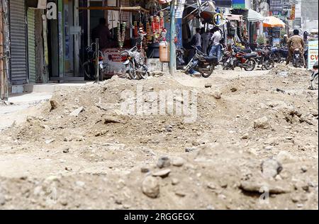 Vue des travaux de construction incomplets du système de drainage des eaux usées car le rythme lent des travaux de construction crée des problèmes pour les navetteurs et ils demandent au département concerné de terminer les travaux dès que possible, dans la zone de colonie modèle malir à Karachi le mercredi 9 août 2023. Banque D'Images