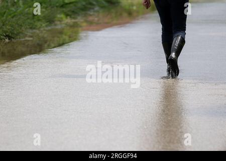 Drnje, Croatie. 09 août 2023. Homme marche dans une rue inondée dans le village de Drnje près de Koprivnica, Croatie le 09 août 2023. Photo : Luka Stanzl/PIXSELL crédit : Pixsell/Alamy Live News Banque D'Images