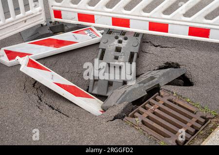 Berlin, Allemagne. 07 août 2023. Des barrières se dressent autour d'une rue délavée près de Frankfurter Allee. Crédit : Peter Kneffel/dpa/Alamy Live News Banque D'Images