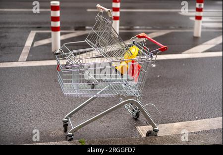 Berlin, Allemagne. 07 août 2023. Un chariot pour enfant et un chariot normal se trouvent sur le côté de la rue dans le quartier de Kreuzberg. Crédit : Peter Kneffel/dpa/Alamy Live News Banque D'Images