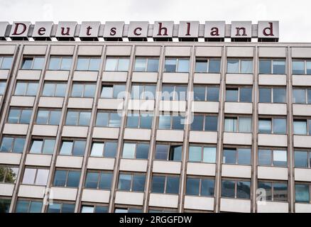 Berlin, Allemagne. 07 août 2023. Le lettrage "Allemagne" est visible sur le bâtiment éditorial du journal "Neues Deutschland". Crédit : Peter Kneffel/dpa/Alamy Live News Banque D'Images