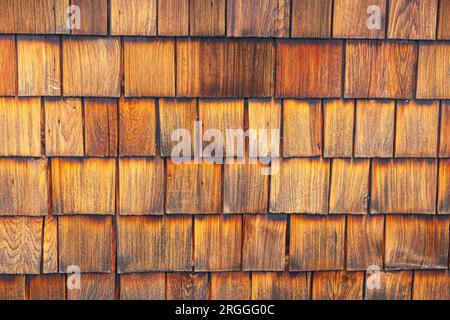 Bardeaux de cèdre en bois utilisés comme couche protectrice à l'extérieur d'un bâtiment Banque D'Images