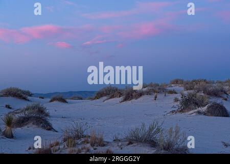 Parc national de White Sands au coucher du soleil avec des sables de gypse reflétant les couleurs du ciel Banque D'Images