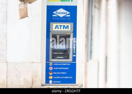 21 février 2023 Lisbonne, Portugal : Euronet ATM dans la rue Banque D'Images