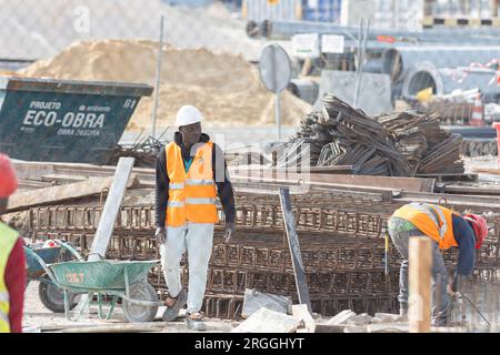 21 février 2023 Lisbonne, Portugal : un ouvrier noir travaille dans le port maritime Banque D'Images