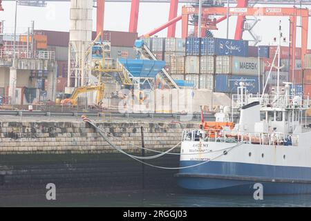 21 février 2023 Lisbonne, Portugal : chantier de construction au port maritime de Lisbonne - navire amarré au port Banque D'Images