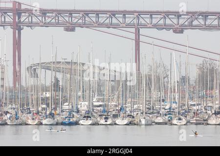 21 février 2023 Lisbonne, Portugal : bateaux amarrés dans la marina Banque D'Images