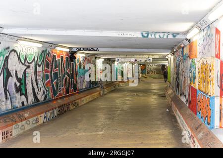 21 février 2023 Lisbonne, Portugal : murs peints en graffiti dans le passage inférieur Banque D'Images