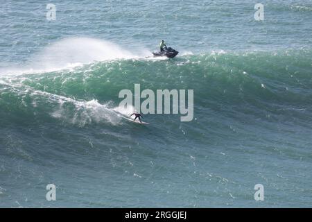 28 février 2023 Nazaré, Portugal : compétition de serfing - vagues les plus grandes du monde - surfer sur les vagues Banque D'Images