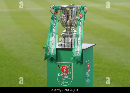 La Carabao Cup exposée avant le match de la Carabao Cup Burton Albion vs Leicester City au Pirelli Stadium, Burton upon Trent, Royaume-Uni, le 9 août 2023 (photo Gareth Evans/News Images) Banque D'Images