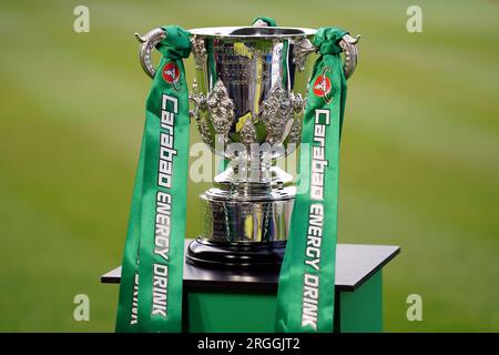 Le trophée exposé avant le match du premier tour de la coupe Carabao au stade Pirelli, Burton. Date de la photo : mercredi 9 août 2023. Banque D'Images