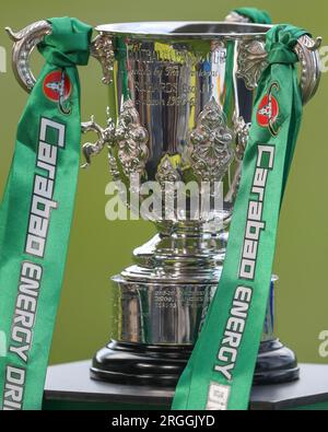 Burton upon Trent, Royaume-Uni. 09 août 2023. La Carabao Cup exposée avant le match de la Carabao Cup Burton Albion vs Leicester City au Pirelli Stadium, Burton upon Trent, Royaume-Uni, le 9 août 2023 (photo Gareth Evans/News Images) à Burton upon Trent, Royaume-Uni le 8/9/2023. (Photo Gareth Evans/News Images/Sipa USA) crédit : SIPA USA/Alamy Live News Banque D'Images