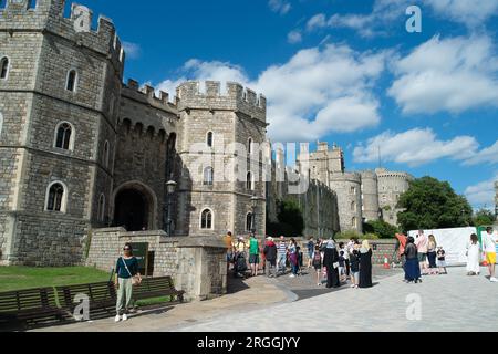 Windsor, Berkshire, Royaume-Uni. 9 août 2023. La zone derrière la statue de la Reine Victoria et à l'extérieur de la porte Henry VIII au château de Windsor a maintenant été transformée en une zone piétonne seulement. Crédit : Maureen McLean/Alamy Live News Banque D'Images