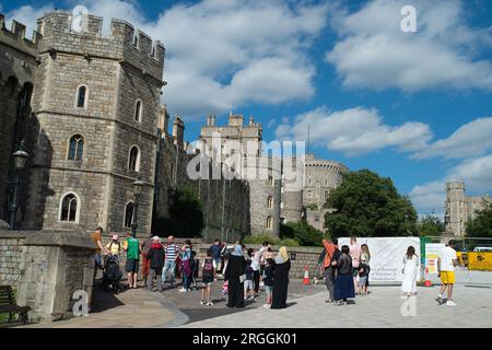 Windsor, Berkshire, Royaume-Uni. 9 août 2023. La zone derrière la statue de la Reine Victoria et à l'extérieur de la porte Henry VIII au château de Windsor a maintenant été transformée en une zone piétonne seulement. Crédit : Maureen McLean/Alamy Live News Banque D'Images