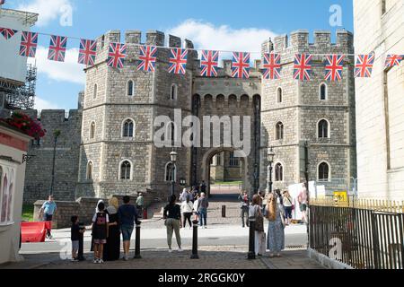 Windsor, Berkshire, Royaume-Uni. 9 août 2023. La zone derrière la statue de la Reine Victoria et à l'extérieur de la porte Henry VIII au château de Windsor a maintenant été transformée en une zone piétonne seulement. Crédit : Maureen McLean/Alamy Live News Banque D'Images