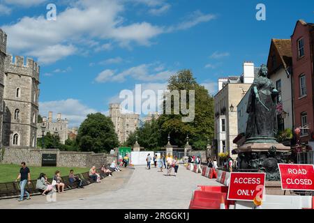 Windsor, Berkshire, Royaume-Uni. 9 août 2023. La zone derrière la statue de la Reine Victoria et à l'extérieur de la porte Henry VIII au château de Windsor a maintenant été transformée en une zone piétonne seulement. Crédit : Maureen McLean/Alamy Live News Banque D'Images