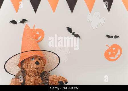 Fond d'Halloween avec monstre portant chapeau de sorcière devant le mur de la maison avec décor de vacances Banque D'Images