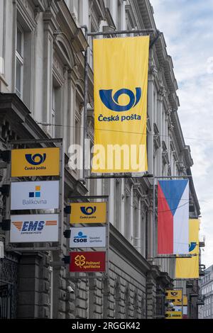 Prague,CZ -16 novembre 2021 : divers panneaux près de l'entrée de la poste principale à Prague. Siège social. Livraison. Société postale de la République tchèque Banque D'Images