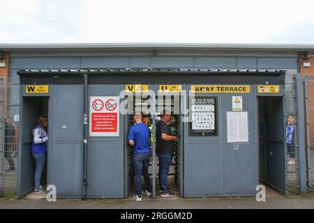 Burton upon Trent, Royaume-Uni. 09 août 2023. Les supporters de Leicester City arrivent avant le match de la Carabao Cup Burton Albion vs Leicester City au Pirelli Stadium, Burton upon Trent, Royaume-Uni, le 9 août 2023 (photo Gareth Evans/News Images) à Burton upon Trent, Royaume-Uni le 8/9/2023. (Photo Gareth Evans/News Images/Sipa USA) crédit : SIPA USA/Alamy Live News Banque D'Images