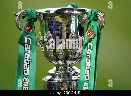 Le trophée exposé avant le match du premier tour de la coupe Carabao au stade Pirelli, Burton. Date de la photo : mercredi 9 août 2023. Banque D'Images