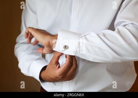 Un détail des boutons de manchette du marié le jour de son mariage Banque D'Images