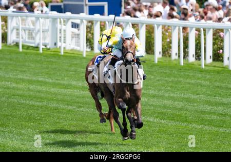 Sacred Angel et le jockey Jason Hart remportent le Group 3 Bateaux London Princess Margaret Stakes pour l'entraîneur Charlie Johnston et le propriétaire M. Nurlan Bizakov. Banque D'Images