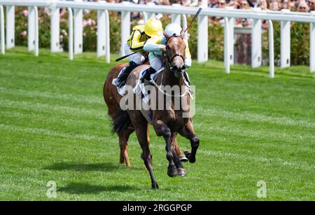 Sacred Angel et le jockey Jason Hart remportent le Group 3 Bateaux London Princess Margaret Stakes pour l'entraîneur Charlie Johnston et le propriétaire M. Nurlan Bizakov. Banque D'Images