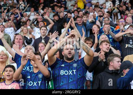 Les supporters de Leeds United acclament leur équipe lors du match de la Carabao Cup Leeds United vs Shrewsbury Town à Elland Road, Leeds, Royaume-Uni, le 9 août 2023 (photo de James Heaton/News Images) Banque D'Images