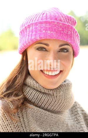 Portrait de jeune femme dans woolly hat Banque D'Images