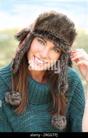 Portrait de jeune femme dans woolly hat Banque D'Images