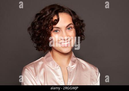 Portrait de jeune femme avec des cheveux bouclés Banque D'Images