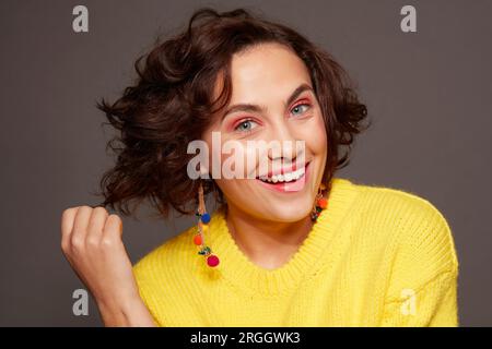 Portrait of smiling young woman Banque D'Images