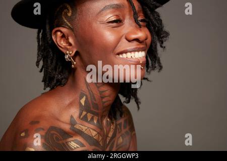 Jeune femme avec des tatouages Banque D'Images