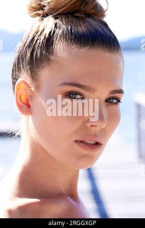 Portrait de jeune femme avec cheveux bun Banque D'Images