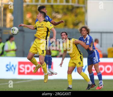 Burton upon Trent, Royaume-Uni. 09 août 2023. Steve Seddon #3 de Burton Albion et James Justin #2 de Leicester City se battent pour le ballon lors du match de la coupe Carabao Burton Albion vs Leicester City au Pirelli Stadium, Burton upon Trent, Royaume-Uni, le 9 août 2023 (photo Gareth Evans/News Images) à Burton upon Trent, Royaume-Uni le 8/9/2023. (Photo Gareth Evans/News Images/Sipa USA) crédit : SIPA USA/Alamy Live News Banque D'Images