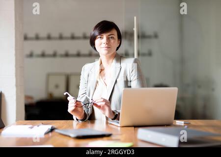Man with laptop in office Banque D'Images