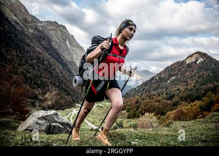 Jeune femme randonnée en montagne Banque D'Images