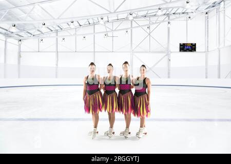 Portrait de patineur en uniforme de l'équipe synchronisé Banque D'Images