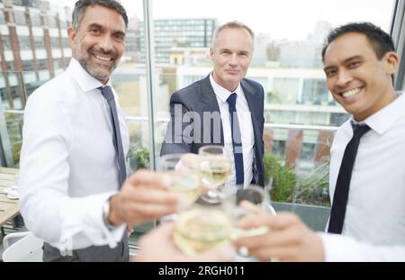 Au cours d'affaires toasting réunion au restaurant Banque D'Images