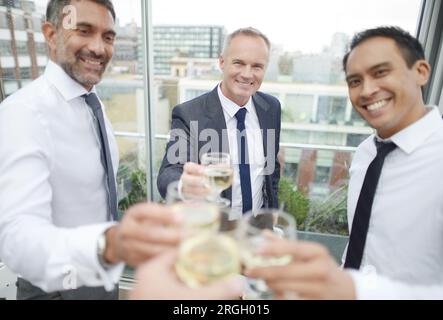 Au cours d'affaires toasting réunion au restaurant Banque D'Images