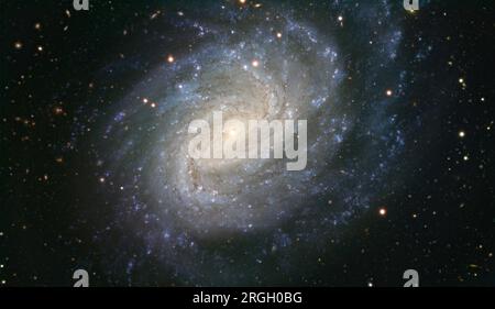 Galaxie spirale ornée d'étoiles sur fond cosmique Banque D'Images