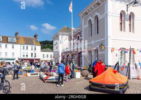 Vente de table de l'Association de sauvetage de Jersey en face de St Brelade Parish Hall (salle Paroissiale), St Aubin, St Brelade, Jersey, îles Anglo-Normandes Banque D'Images