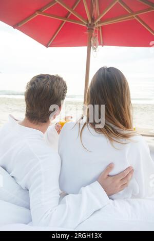 Young couple wearing peignoirs au beach de Ko Samui, Thaïlande Banque D'Images